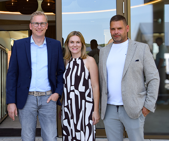Marina Müller-Fingerhut mit Daniel Fingerhut und Thomas Kubat bei der Eröffnung der neuen Kanzlei in Büren